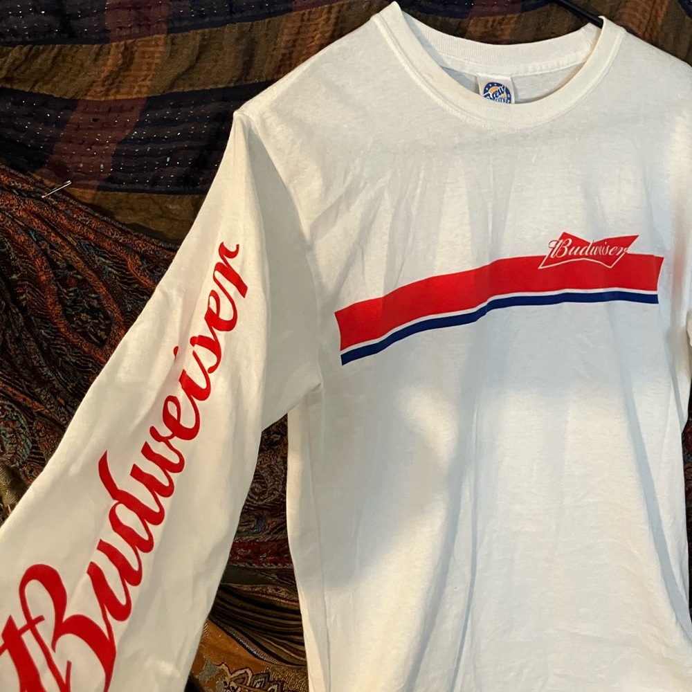 white Budweiser T-shirt, quilt, "Budweiser" sleeve decal detail Mint condition